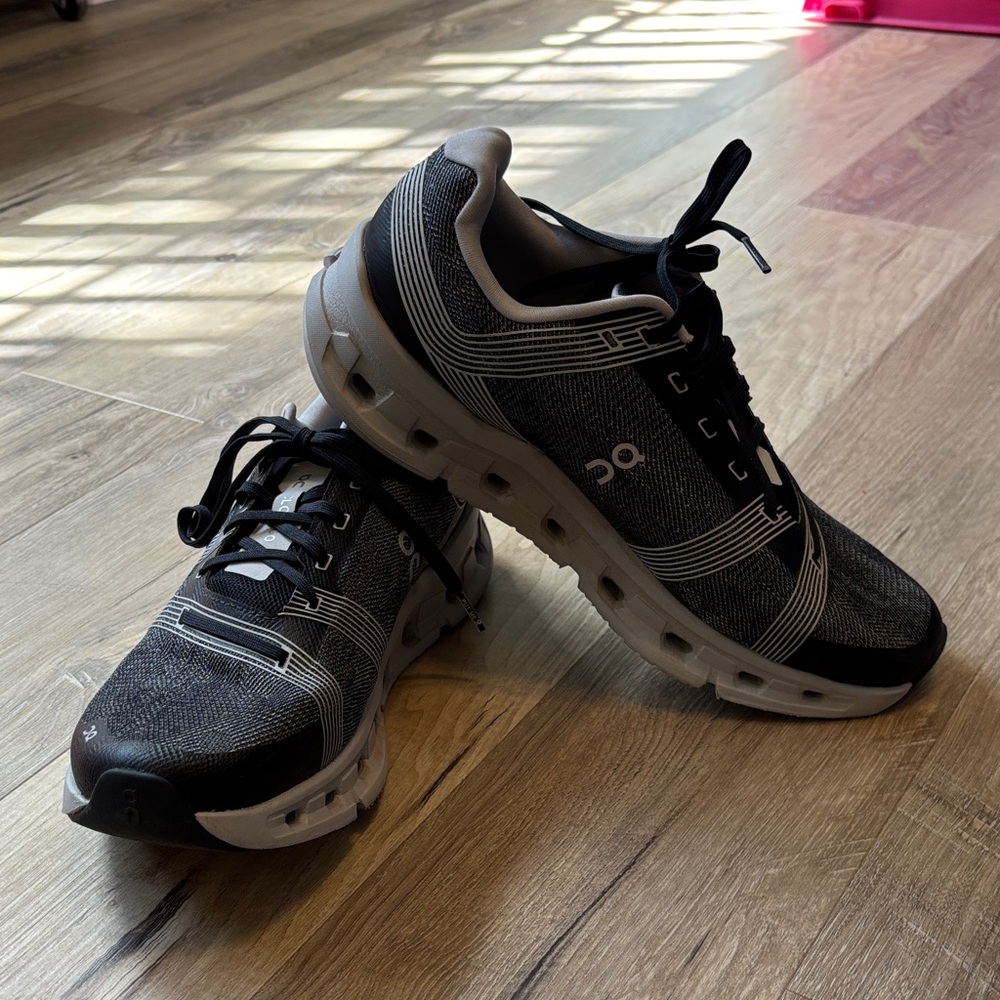 On Cloud Men's Black and Gray Athletic Shoes 9.5 - Picture 2 of 8